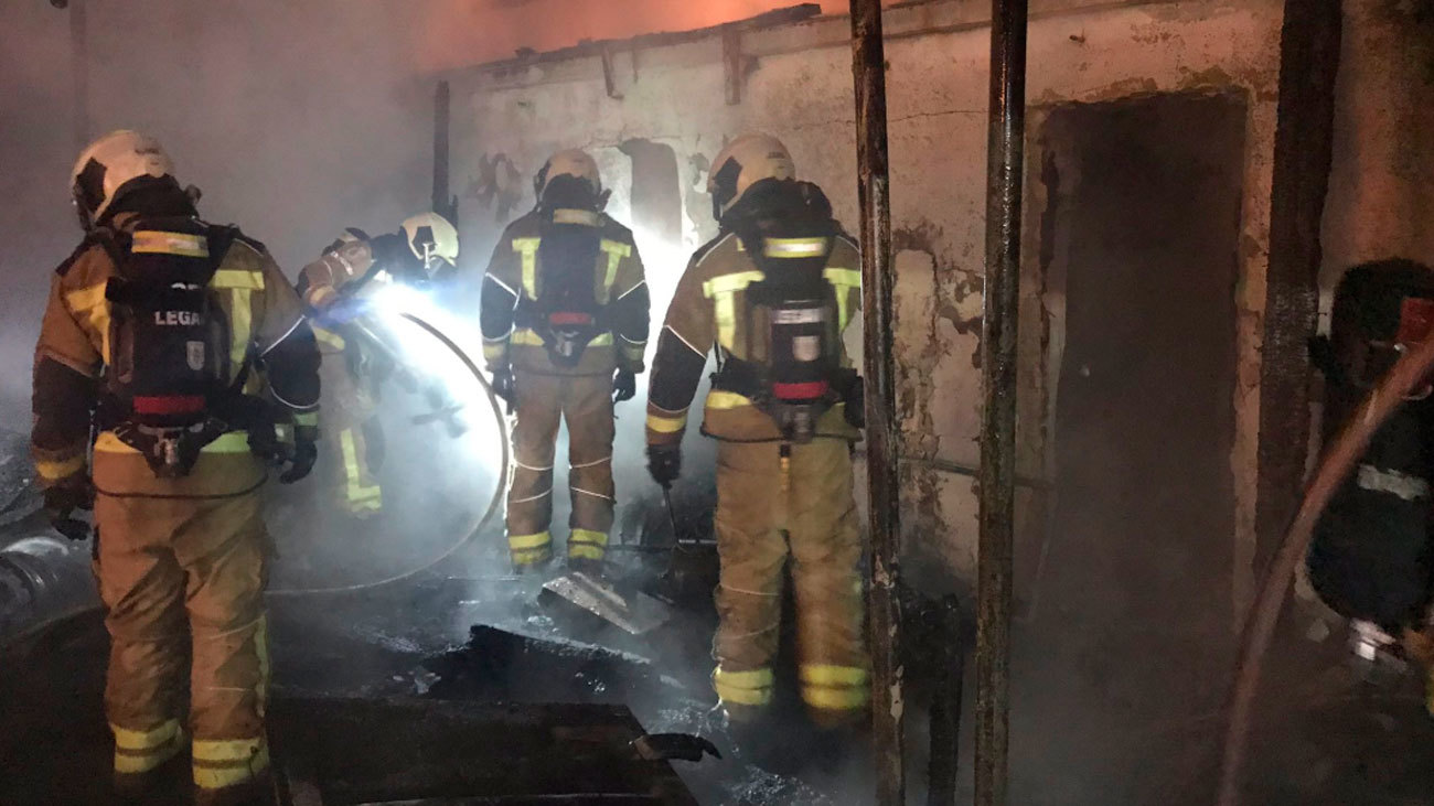 Incendio en tres infraviviendas de la zona de Arroyo Butarque, en  Leganés