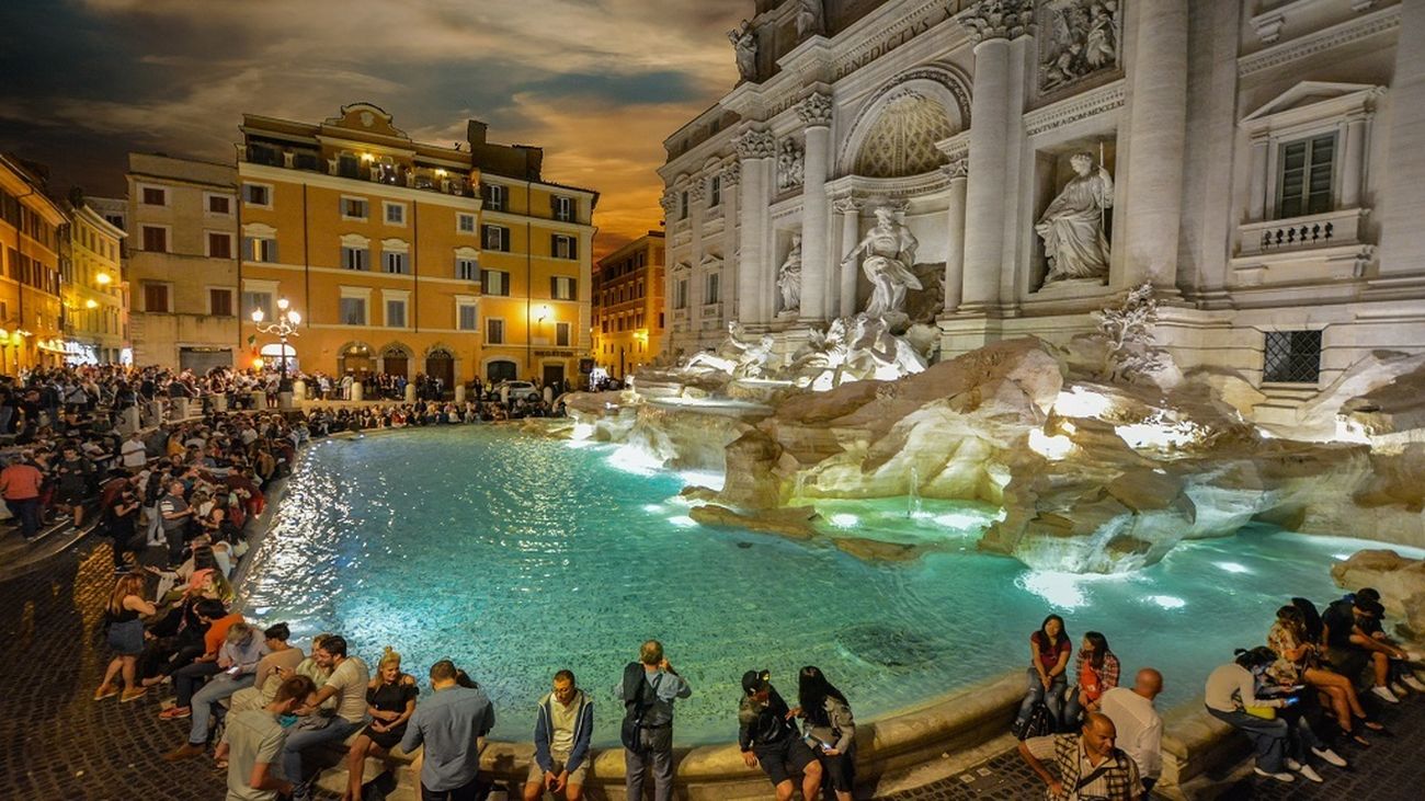 Fontana de Trevi (Roma) de noche.