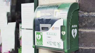 Salva la vida en Barajas gracias al desfibrilador instalado en la comunidad de vecinos