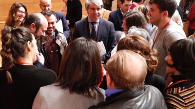 Subida de sueldo para casi 200.000 empleados públicos de Madrid