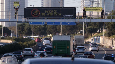 Greenpeace despliega pancartas en la A-1 para denunciar la contaminación en Madrid
