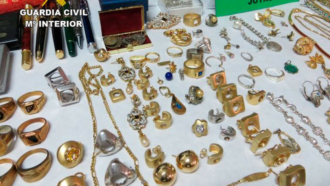 La Guardia Civil expone joyas robadas en viviendas de Madrid para que puedan ser recuperadas