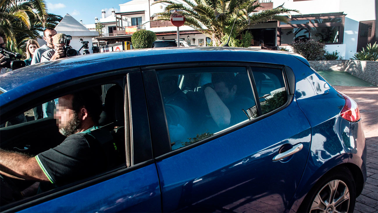 La Guardia Civil traslada en coche a Raúl D.C., marido y sospechoso de la desaparición de Romina Celeste Núñez