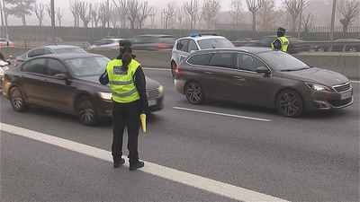 La Policía realiza controles aleatorios en los accesos a Madrid para hacer cumplir el protocolo anticontaminación