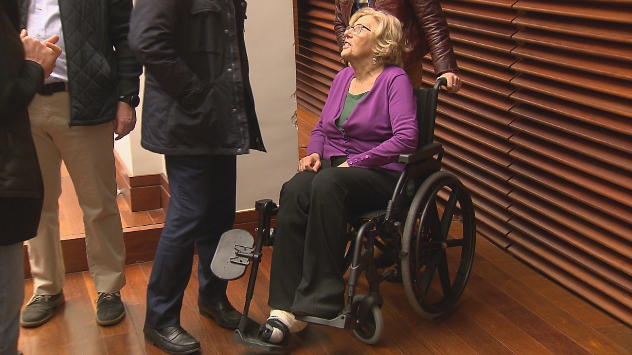 Carmena bromea sobre su lesión: "Los que se rompen los tobillos son los jóvenes"