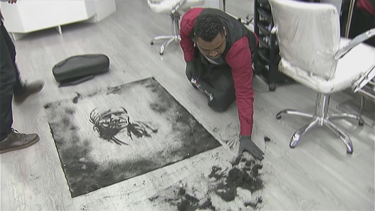 Obras de arte con el pelo cortado en una peluquería de Entrevías