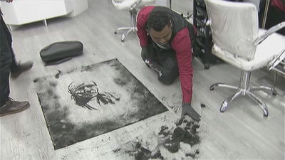 Obras de arte con el pelo cortado en una peluquería de Entrevías