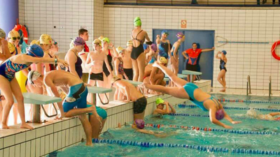 La piscina del Cerro de Coslada se llena de solidaridad
