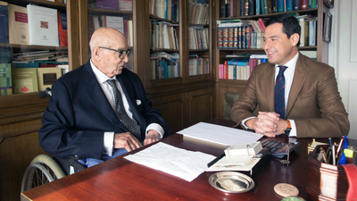 Moreno se reúne con Manuel Clavero, a quien define como "padre de la Andalucía moderna"