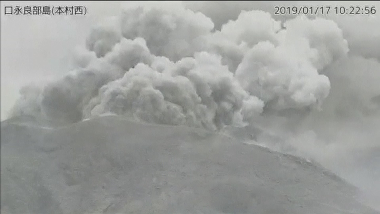 Entra en erupción un volcán en una isla al sur de Japón
