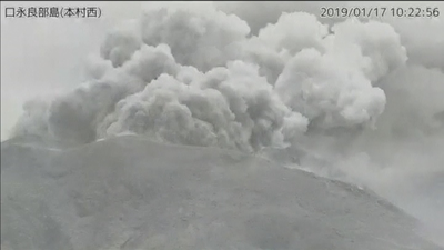 Entra en erupción un volcán en una isla al sur de Japón