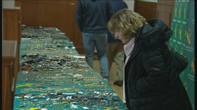 Un centenar de madrileños acude a la exposición de Tres Cantos para identificar sus joyas robadas