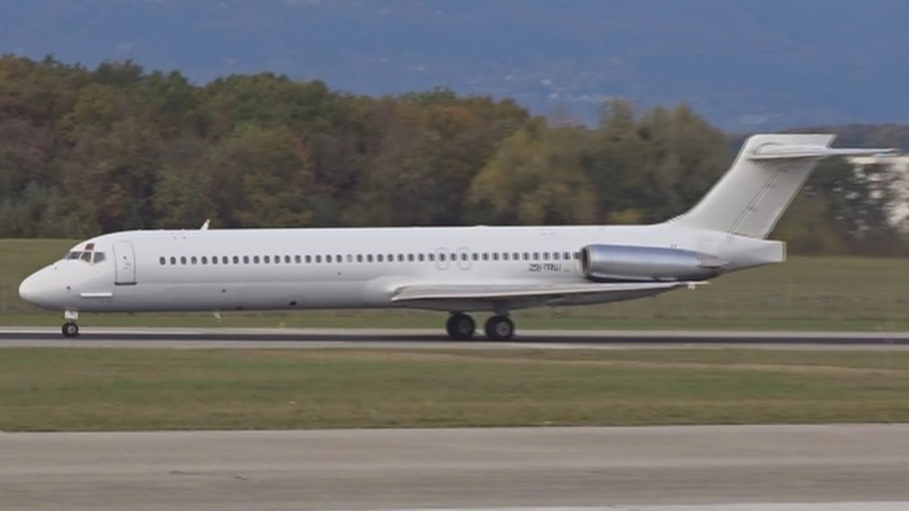 AENA busca al propietario de un avión abandonado en Barajas