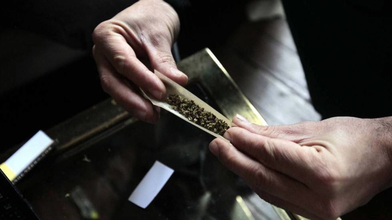 La Policía ha desmantelado dos clubes cannábicos en Madrid y ha detenido a cinco personas por supuestos delitos contra la salud pública y de asociación ilícita.