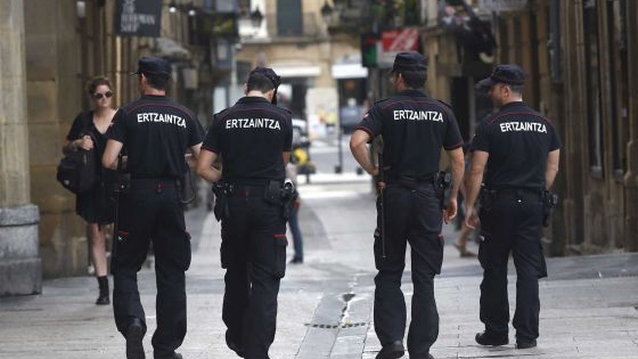 La menor fue encontrada por su hermana de 20 años junto a su madre  hacia las 22.00 horas de este pasado miércoles en su vivienda de  Atxuri.