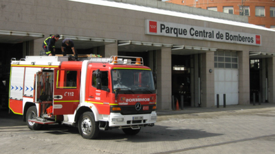 Bomberos de Arganda salvan de un incendio a una mujer atrapada en Rivas