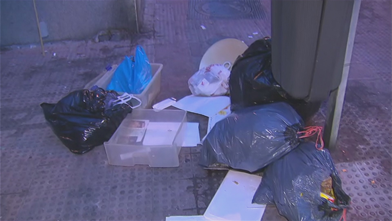 Denuncian la basura y suciedad que rodean el colegio Raimundo Lulio de Vallecas