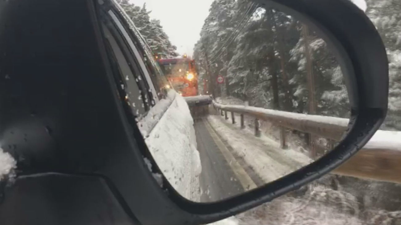 La nieve llega a Madrid y obliga al uso de cadenas en Navacerrada y Cotos