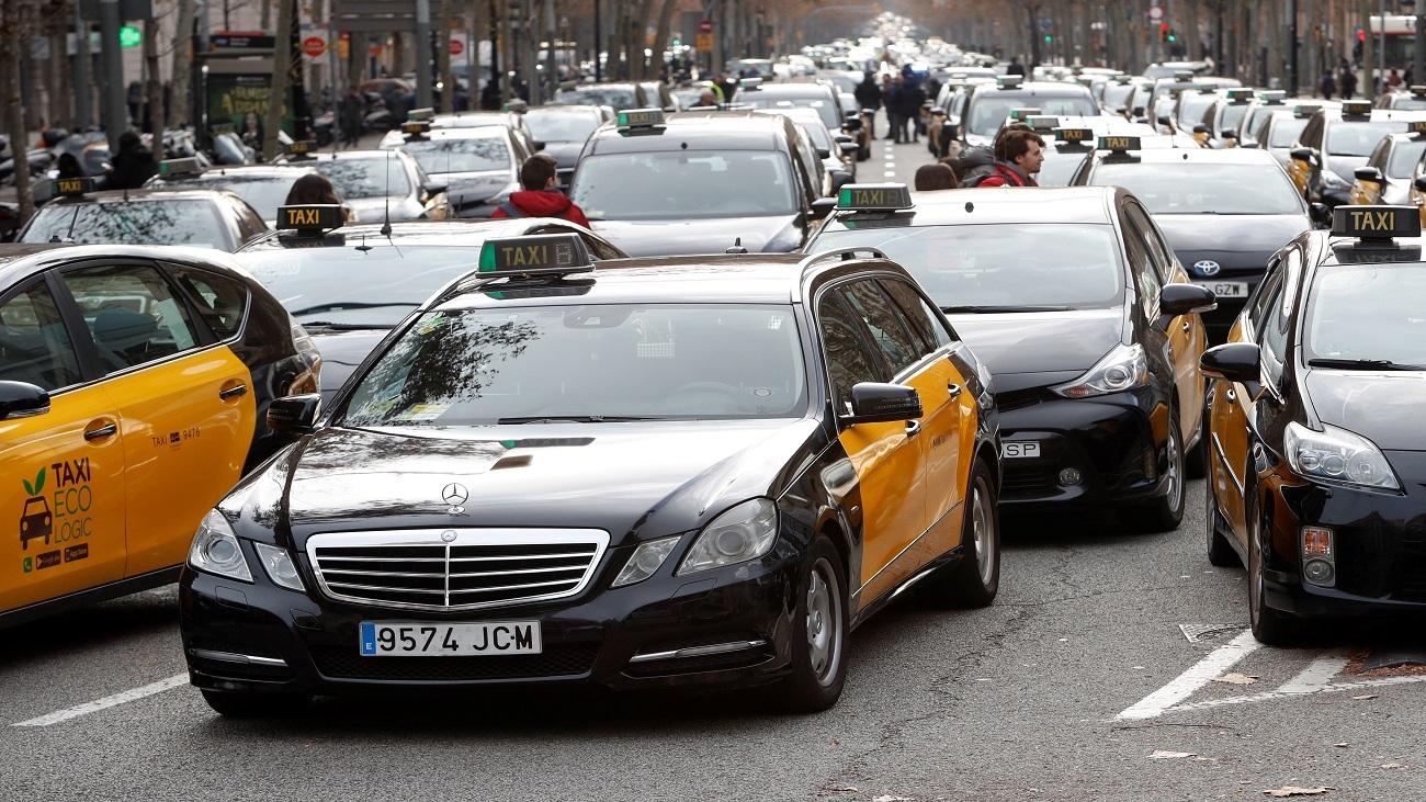 La huelga de taxis continúa en Barcelona a pesar de los esfuerzos de la Generalitat