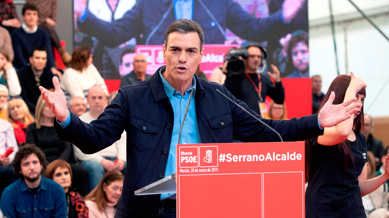 Sánchez sitúa al PSOE en la moderación frente a una derecha "decadente"