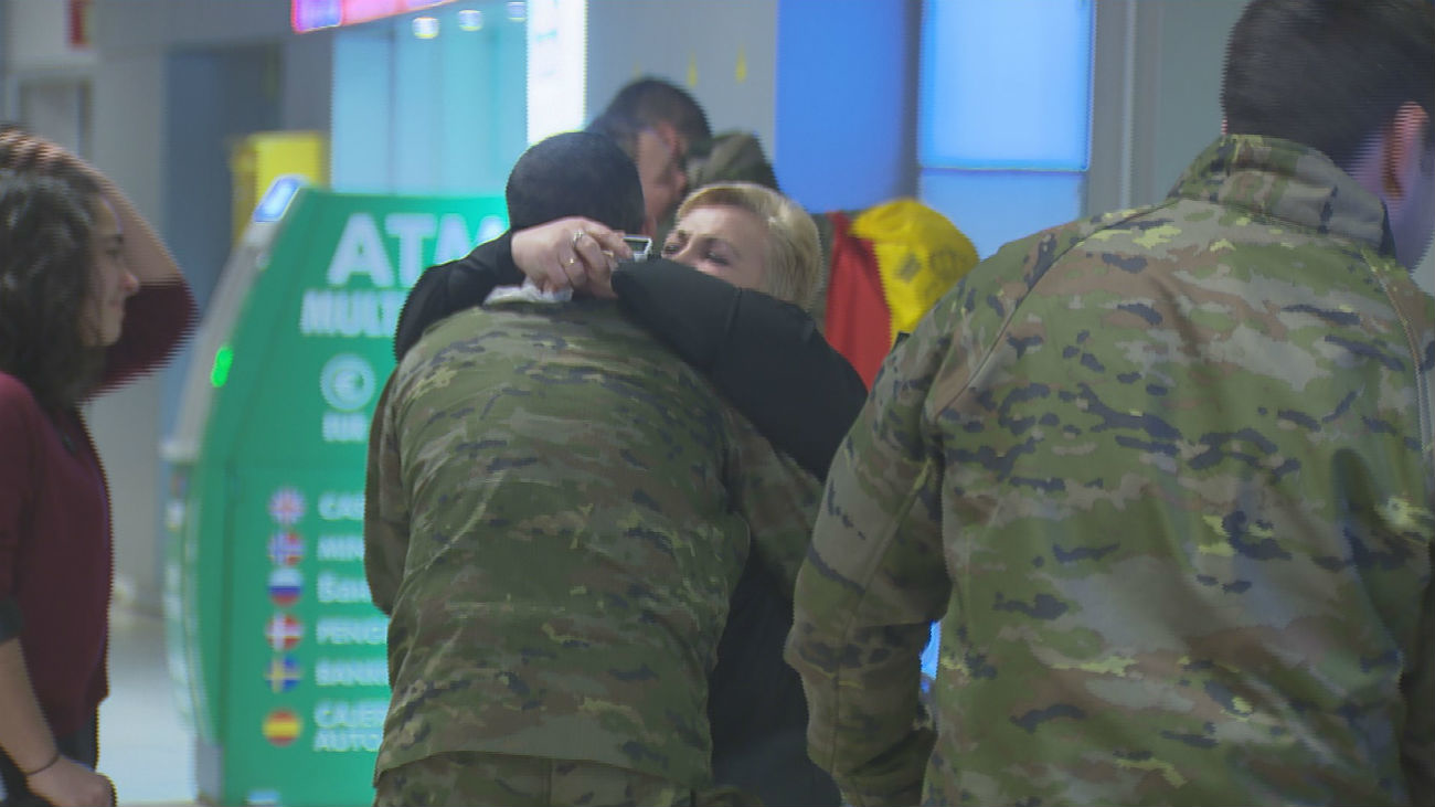 Los militares regresan de Turquía entre vítores y abrazos