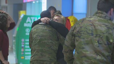 Los militares regresan de Turquía entre vítores y abrazos