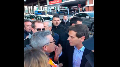 Rivera, increpado por taxistas en la estación de Atocha