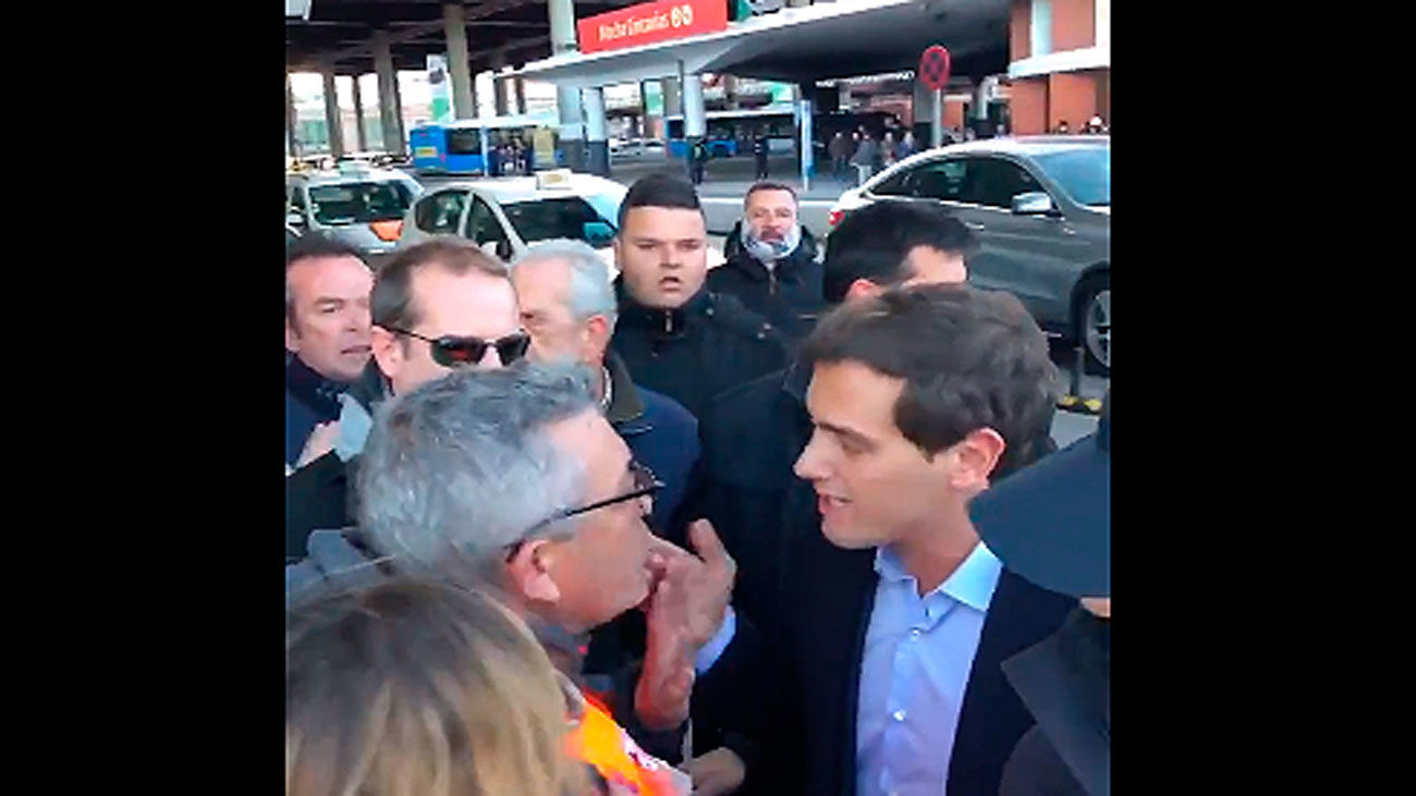 Rivera, increpado por taxistas en la estación de Atocha