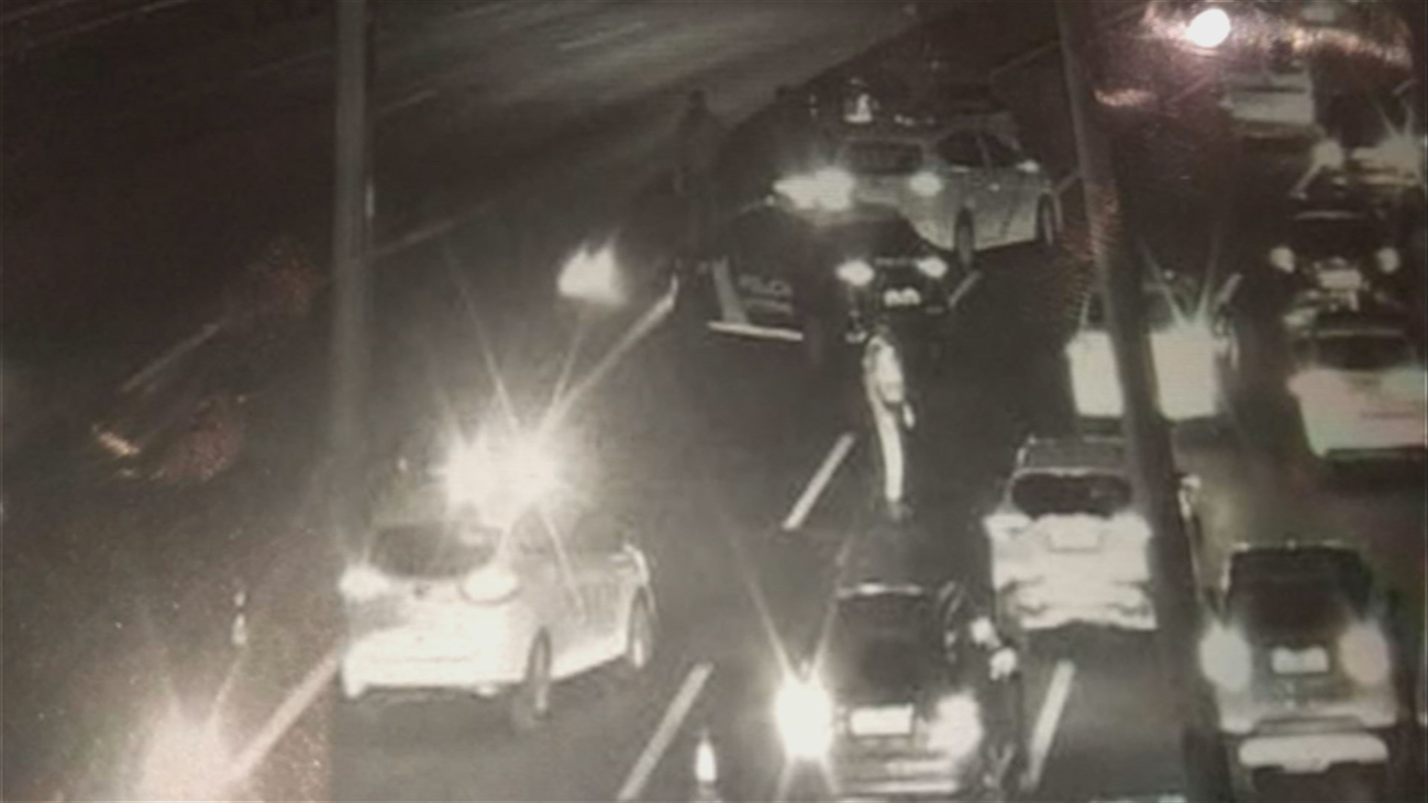 Taxistas arrinconan y agreden a una conductora de VTC en la A-2