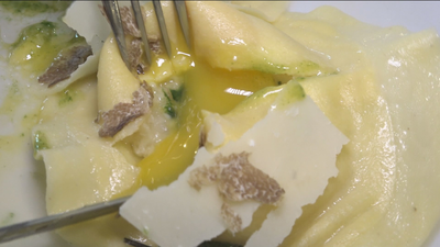 Así se prepara una pasta rellena con sello italiano