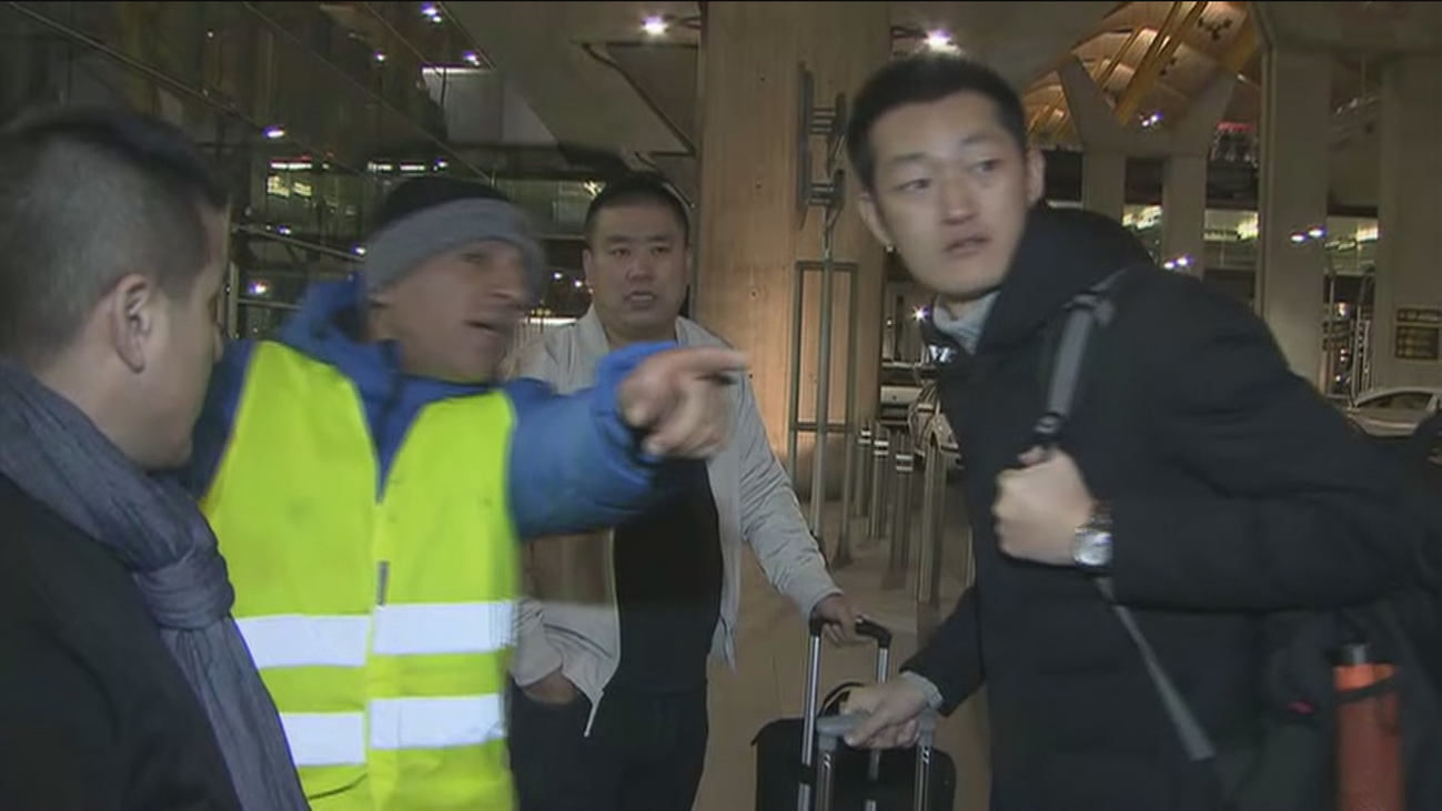 La huelga de taxis deja enfrentamientos y miles de viajeros afectados en Barajas y Atocha