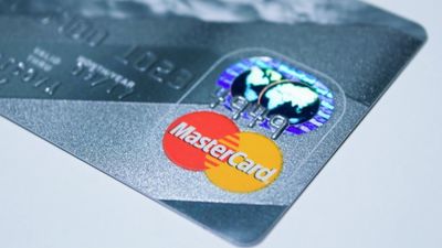 Visa y Mastercard suspenden sus operaciones en Rusia