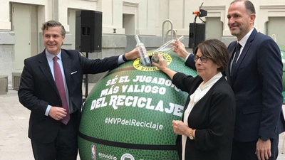 Renuevan una pista de baloncesto con vidrio reciclado por los madrileños