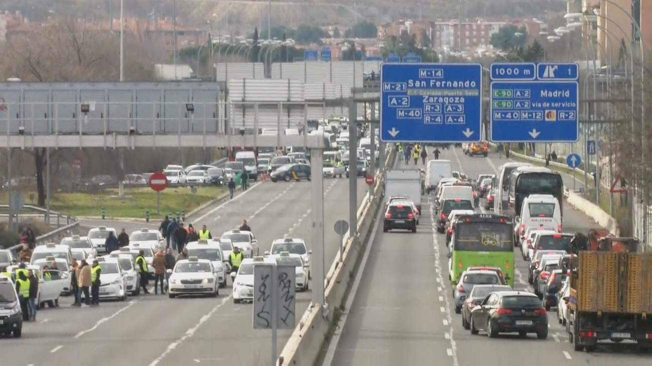 Pasajeros acceden a pie a Barajas, tras cortar los taxistas las vías de acceso