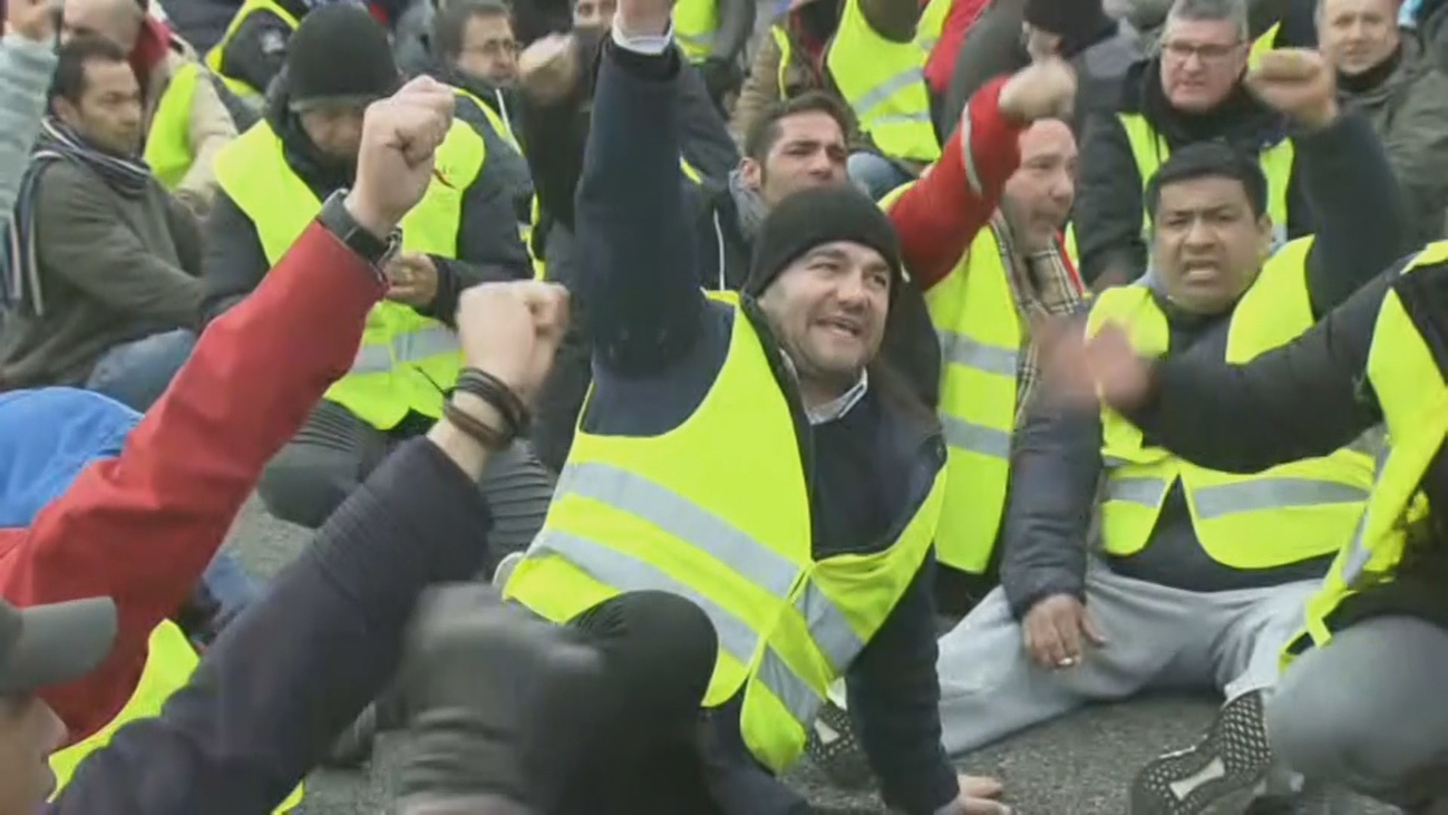 Los taxistas cortan el tráfico en la Avenida de Logroño