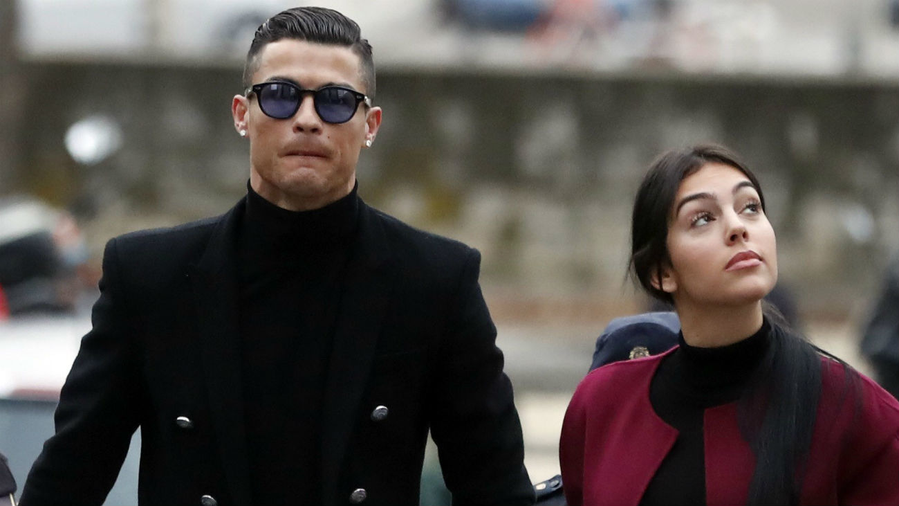 Cristiano Ronaldo hace el 'paseíllo' junto a Georgina antes de su juicio