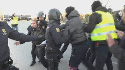 Imágenes de la carga policial contra los taxistas que cortaban la M-40