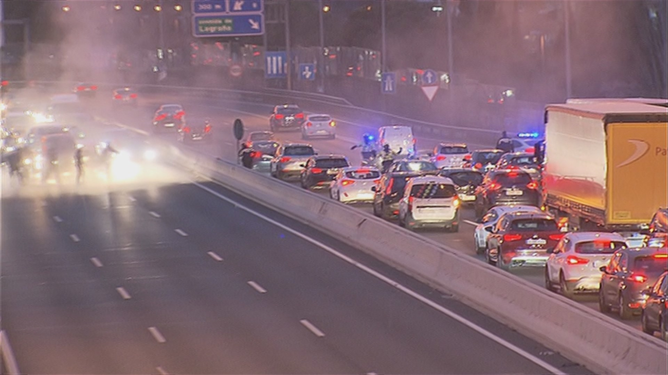Los taxistas cortan la M-40 a la altura de Ifema