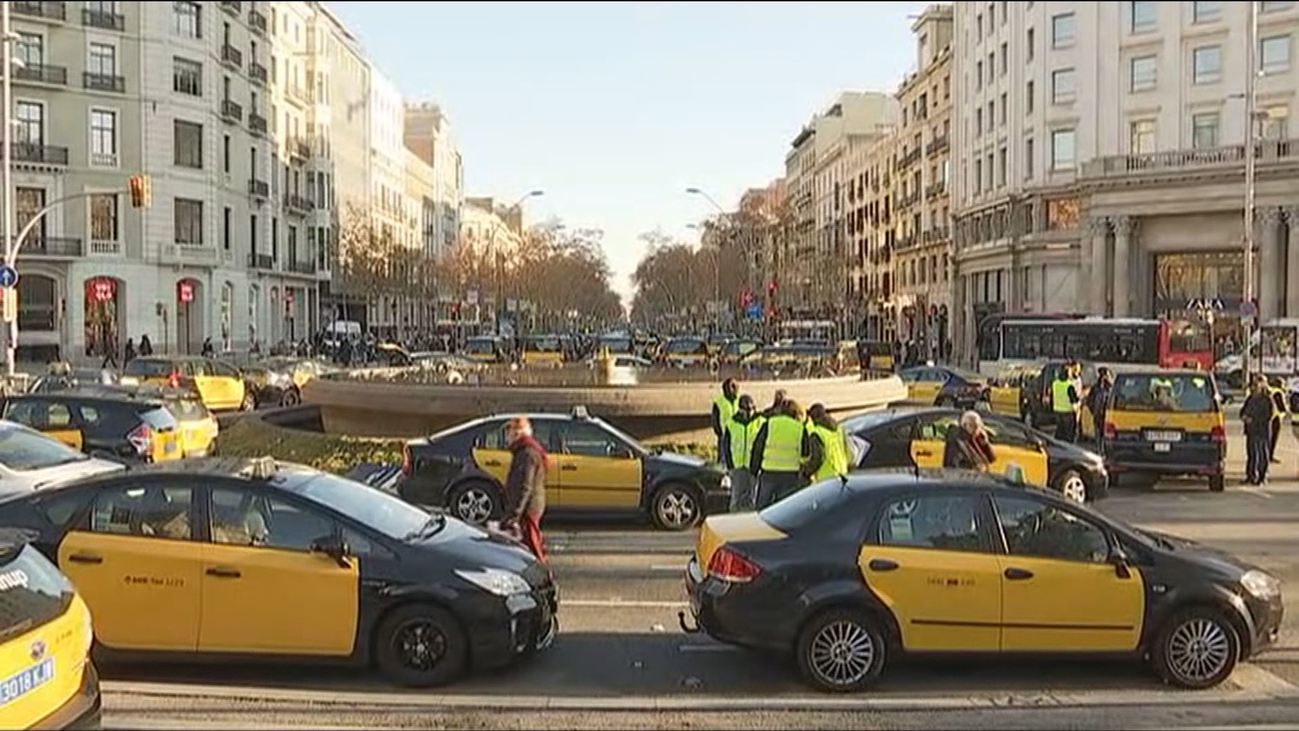 Uber y Cabify amenazan con irse de Barcelona por la precontratación