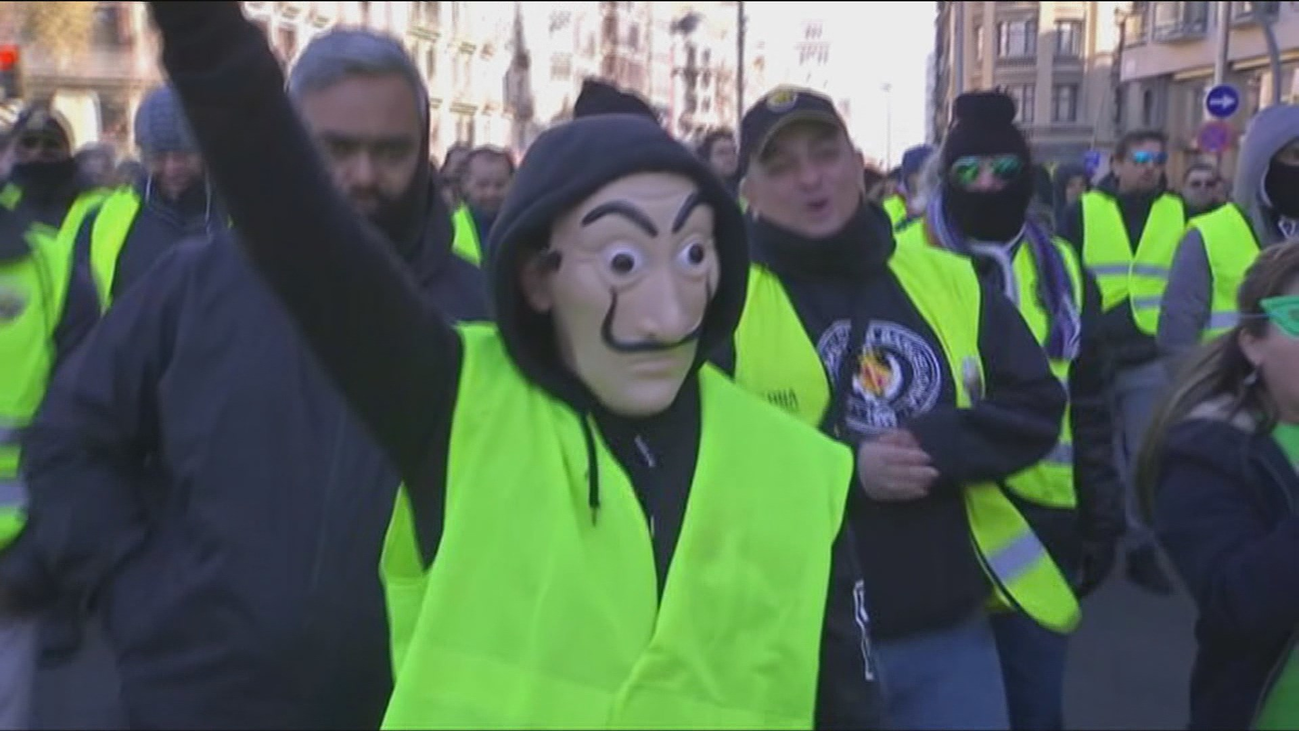 Un herido muy grave, cortes de tráfico y negociaciones sin acuerdo en la huelga del taxi