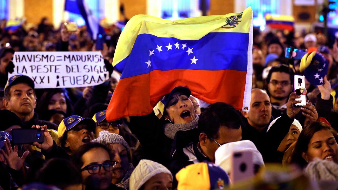 Venezolanos residentes en Madrid han salido a la calle para celebrar la autoproclamación de Cientos de venezolanos celebran en Sol la autoproclamación de Juan Guaidó como presidente interino del país