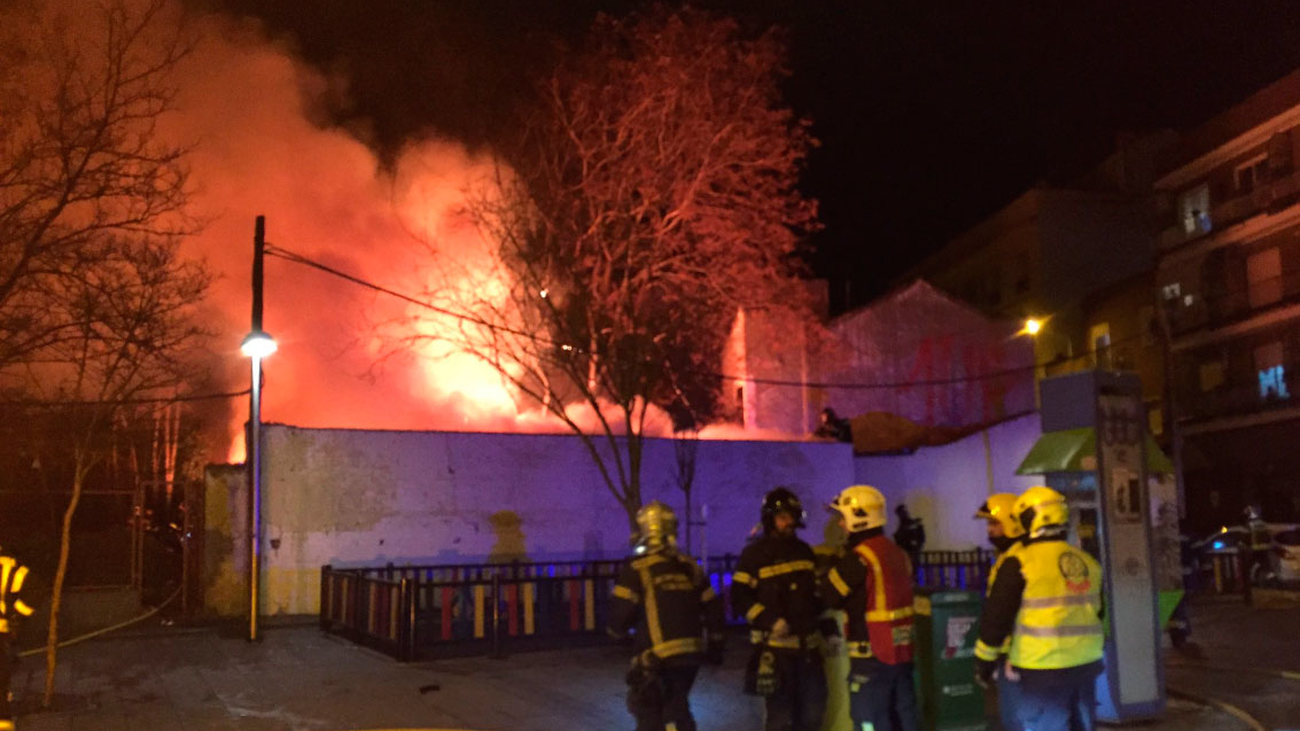 Un hombre ha resultado intoxicado por humo en el incendio de una parcela en Puente de Vallecas