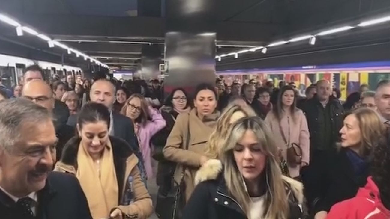 Colapso en el Metro de Madrid por la huelga de los taxistas