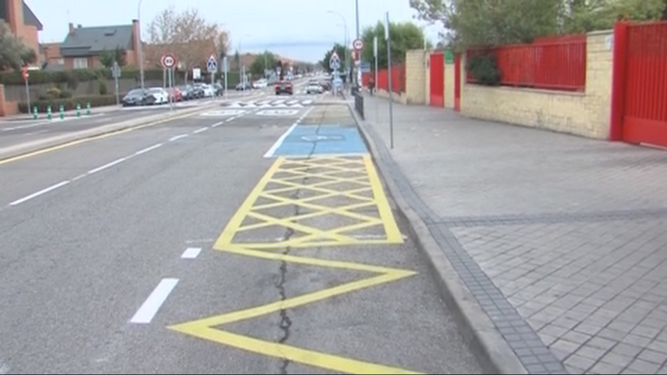 Padres sin aparcamiento en un colegio de Rivas