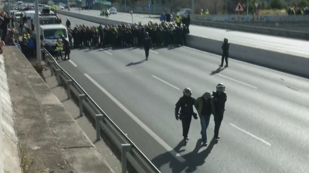 Al menos un detenido y 11 heridos en la mañana de protestas de los taxistas en Madrid