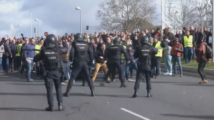 Cargas policiales contra los taxistas en Ifema
