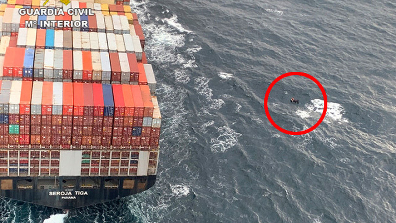 La Guardia Civil evita la colisión de un buque portacontenedores contra una embarcación con 11 inmigrantes