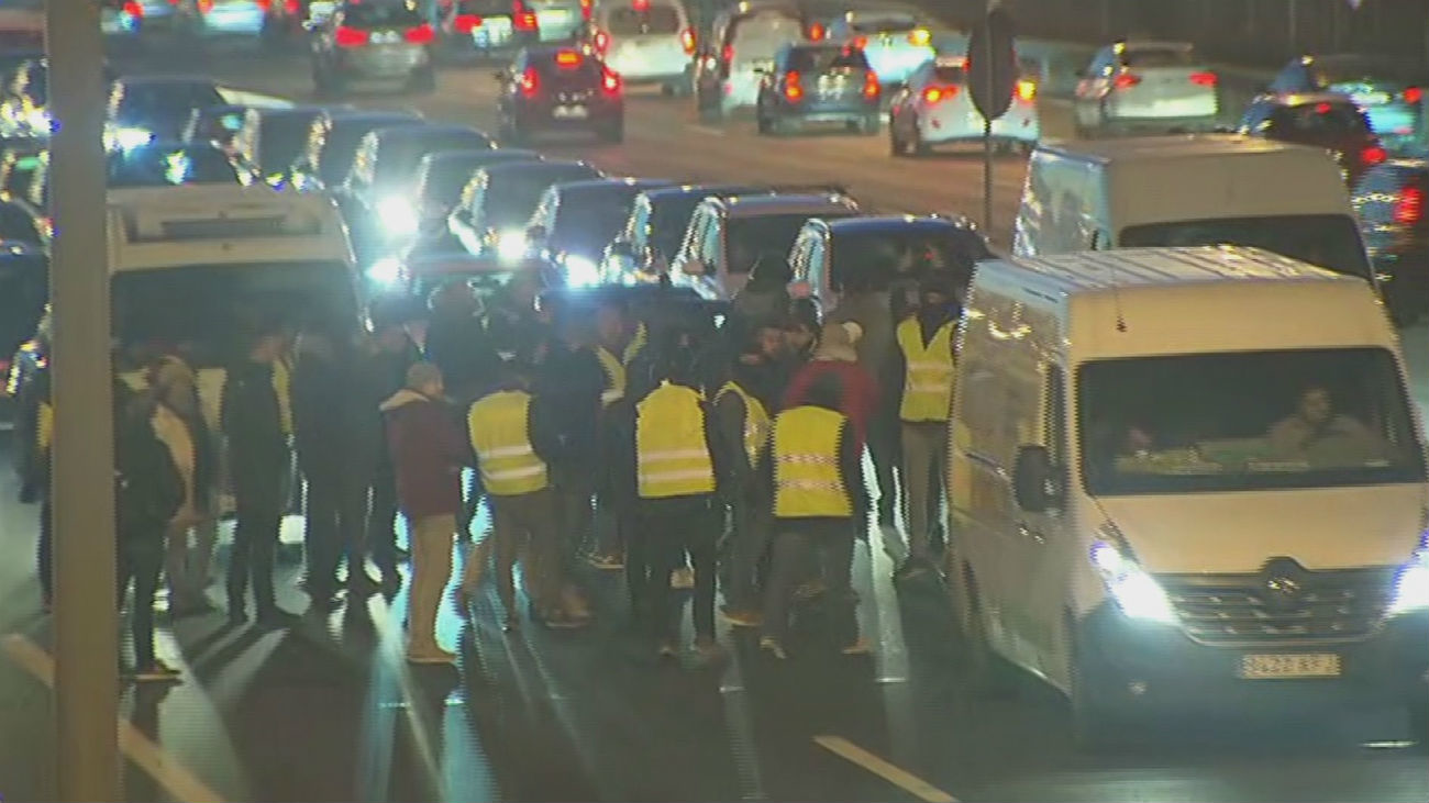 Tensión en la M-40: los taxistas cortan unos minutos uno de los sentidos