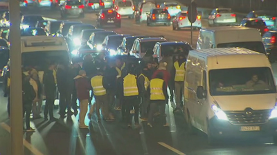 Tensión en la M-40: los taxistas cortan unos minutos uno de los sentidos