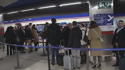Segunda jornada de colapso en el Metro de Madrid por la huelga de taxistas